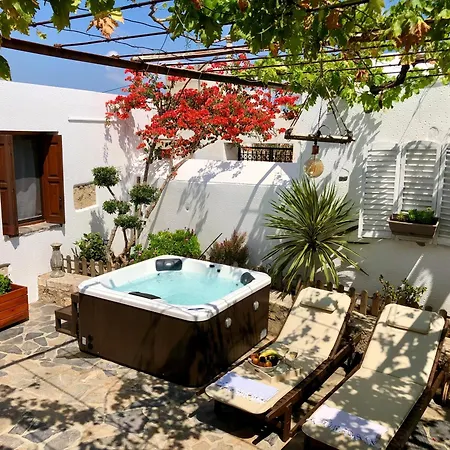 Avli Traditional With Private Jacuzzi Casa de Férias *